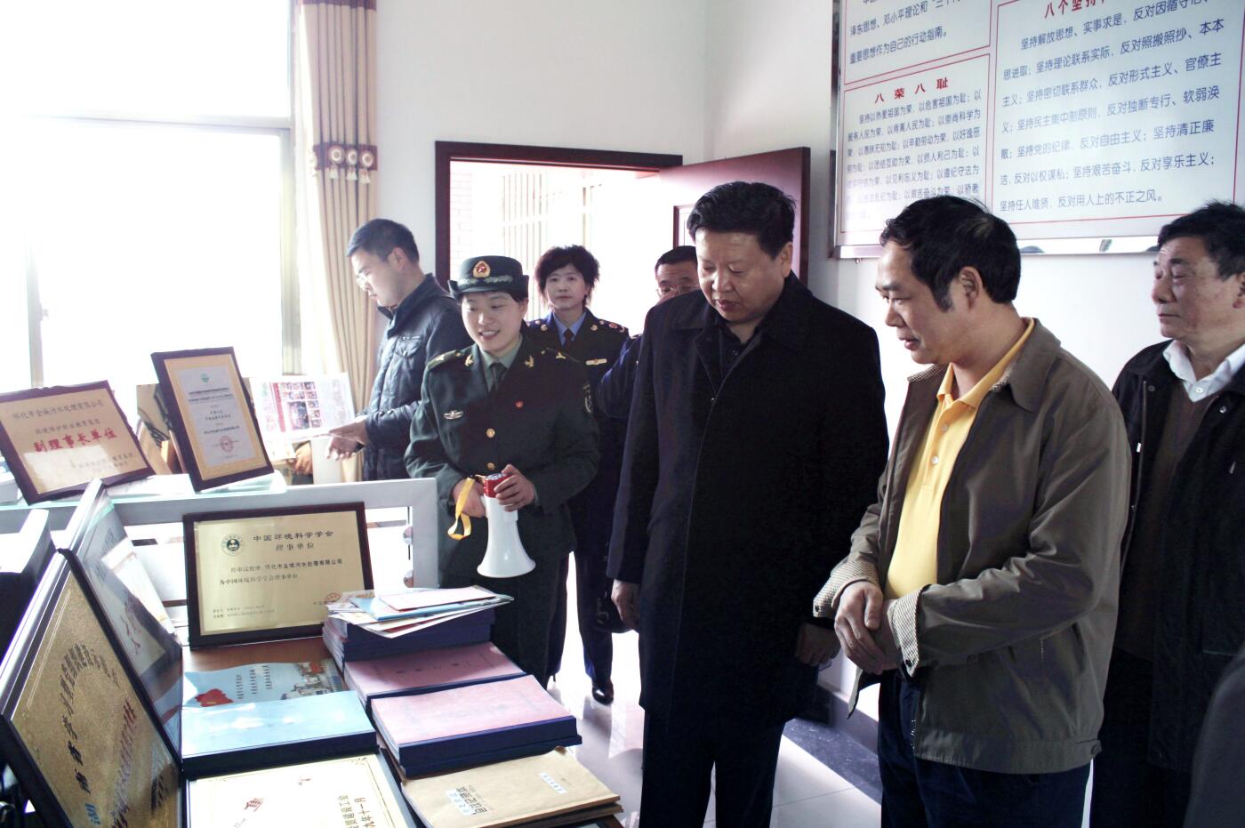2011年3月，國(guó)家工商局總局個(gè)體司司長(zhǎng)李玉家受中央組織部委托視察公司黨建工作.JPG