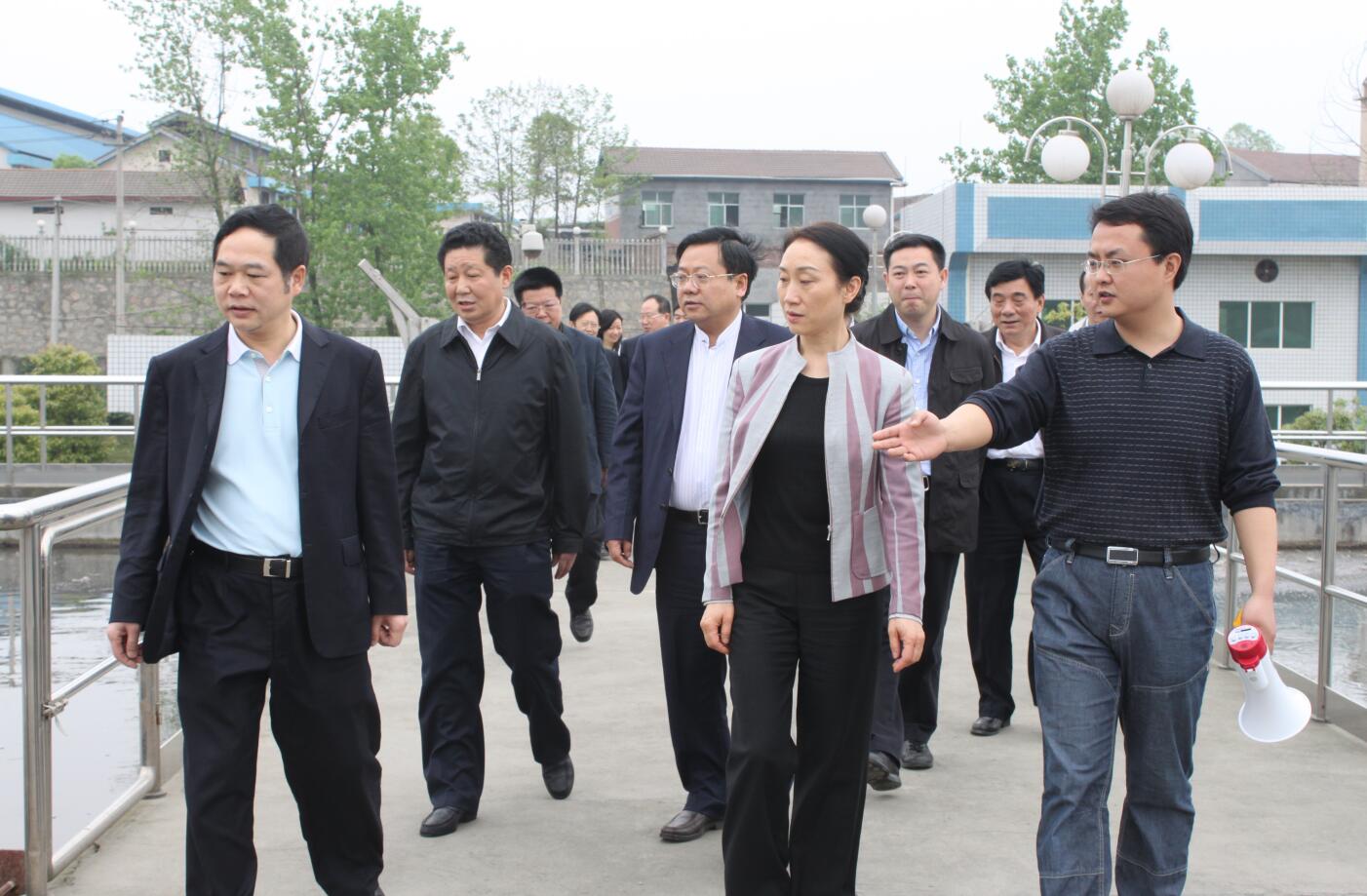 2011年4月，省政協(xié)主席，時(shí)任省委常委、統(tǒng)戰(zhàn)部部長(zhǎng)李薇薇來公司視察.JPG